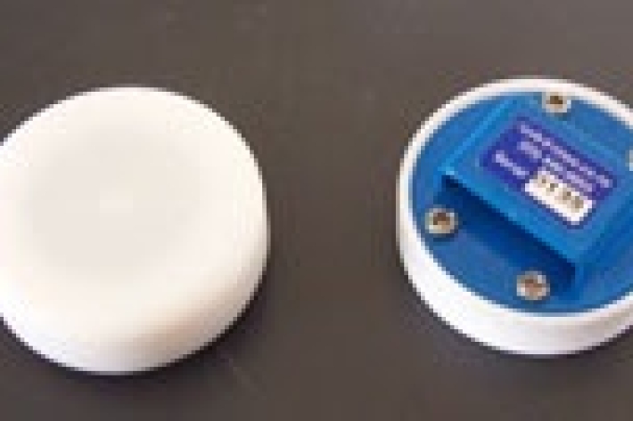 Front and rear views of a Mark I dosimeter badge. [NIWA]